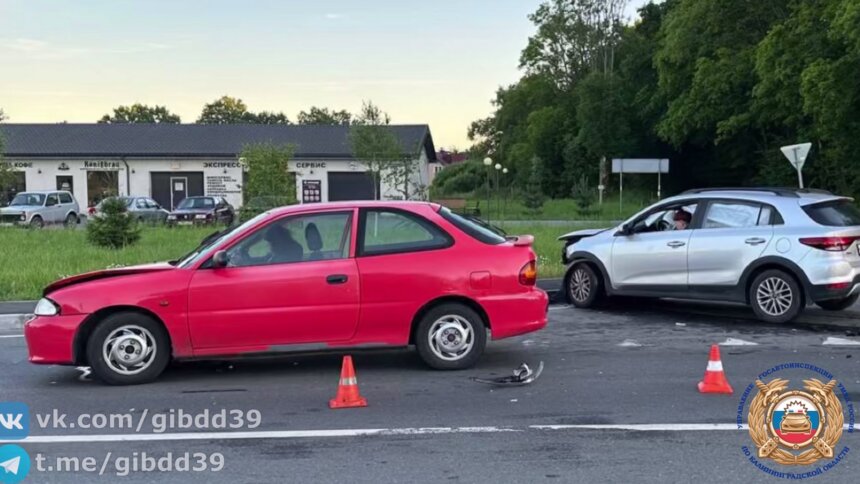 На трассе Романово — Калининград розовая легковушка пострадала от наезда «нахального» авто, не уступившего ей дорогу   - Новости Калининграда | Фото: пресс-служба УМВД по Калининградской области