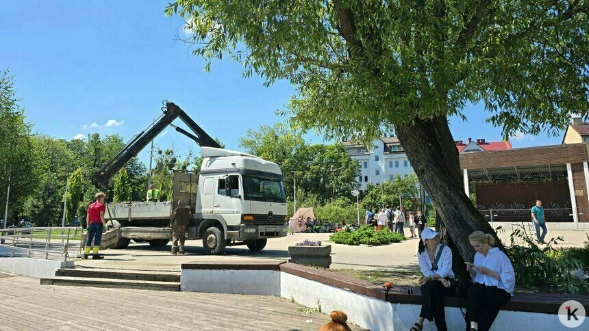 Цветочные вазоны с набережной Летнего озера в Калининграде перевезли на Остров - Новости Калининграда | Фото читателя