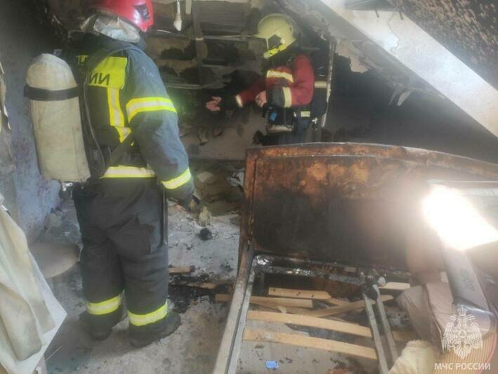 Во время пожара в трёхэтажном доме на Броненосной эвакуировали двоих детей и взрослых (фото) - Новости Калининграда | Фото: пресс-служба МЧС по Калининградской области