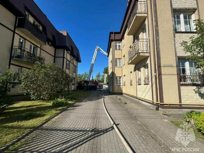 Во время пожара в трёхэтажном доме на Броненосной эвакуировали двоих детей и взрослых (фото) - Новости Калининграда | Фото: пресс-служба МЧС по Калининградской области
