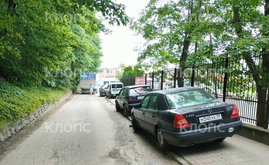 В центре Светлогорска машины заняли все тротуары, вытеснив прохожих (фото) - Новости Калининграда | Фото: «Клопс»