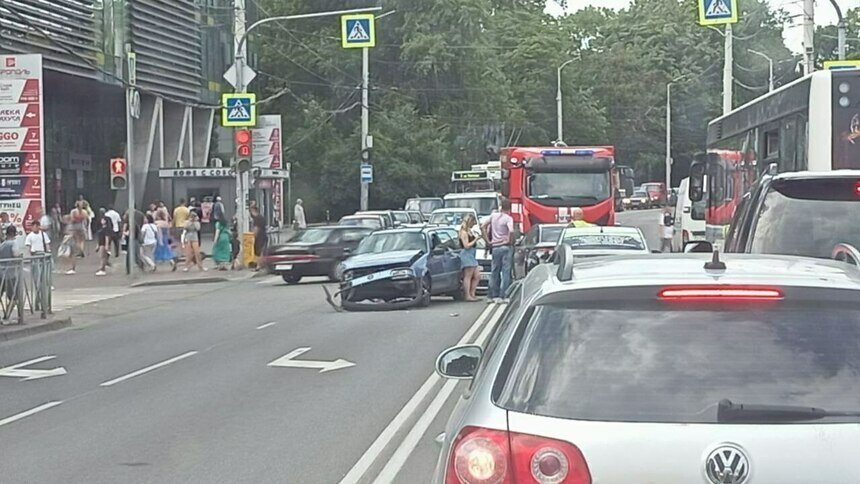 На перекрёстке Баранова — Горького столкнулись 3 машины (видео) - Новости Калининграда | Фото: очевидец