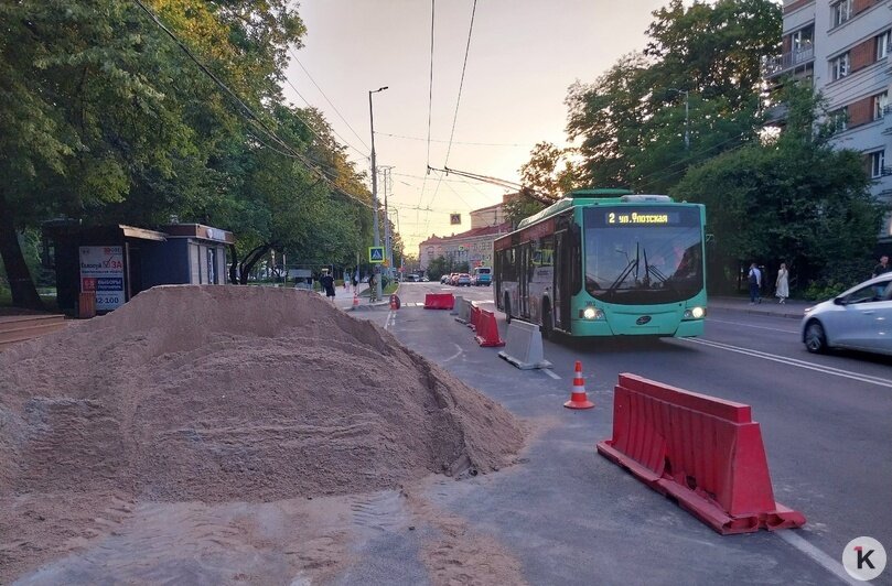 В центре Калининграда из-за ремонта тротуара сдвинули автобусную остановку, люди идут по проезжей части (фото) - Новости Калининграда | Фото Михаила Лаврукайтиса