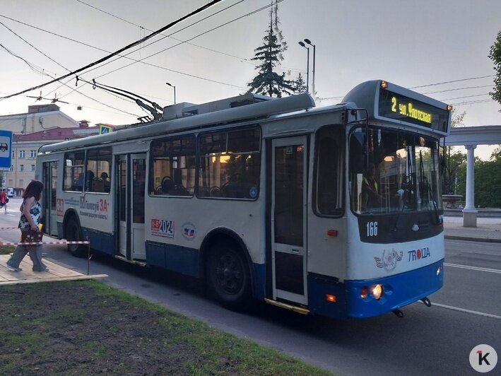 В центре Калининграда из-за ремонта тротуара сдвинули автобусную остановку, люди идут по проезжей части (фото) - Новости Калининграда | Фото Михаила Лаврукайтиса