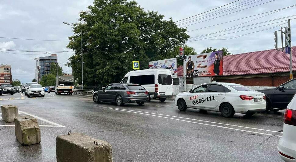 «Никто ничего не понимает, зато все сигналят»: на Гаражной ввели одностороннее движение, в районе образовались пробки (фоторепортаж)   - Новости Калининграда | Фото: «Клопс»