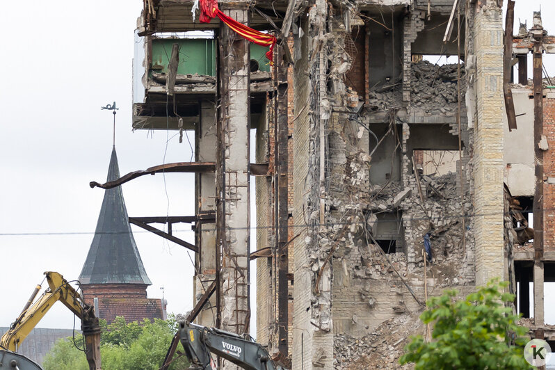 Кусать бетон: снос Дома Советов вошёл в финальную стадию (фоторепортаж) - Новости Калининграда | Фото: Александр Подгорчук / «Клопс»