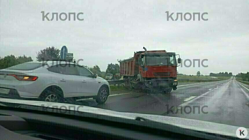 Между Знаменском и Талпаками самосвал врезался «кормой» в отбойник  - Новости Калининграда | Фото: Александр Пищик