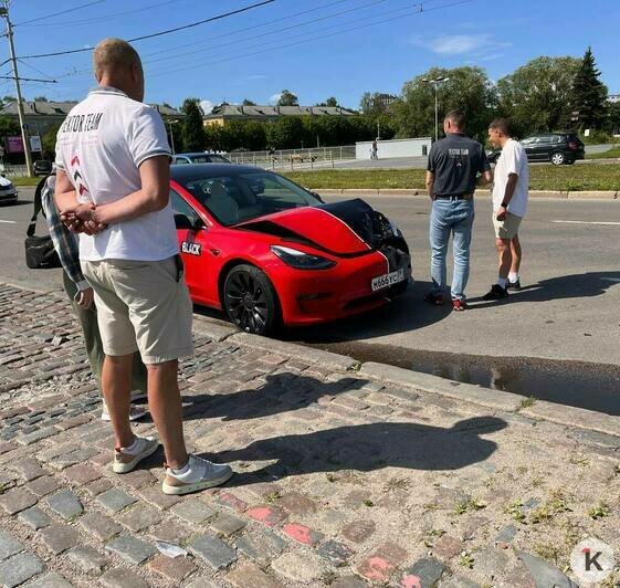 Возле Дома Советов такси врезалось в автомобиль Tesla за 7 миллионов и вылетело на тротуар, протаранив дорожный знак (фото) - Новости Калининграда | Фото: «Клопс»