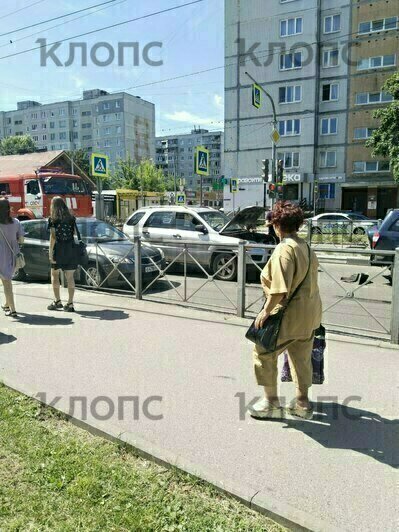 На Горького возле «зебры» столкнулись три машины, на месте работают спасатели (фото) - Новости Калининграда | Фото: очевидцы