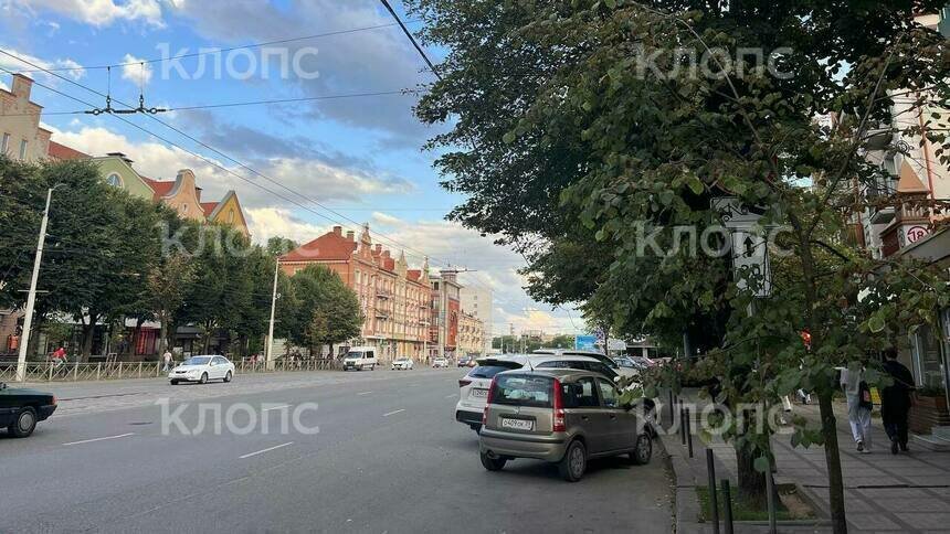 За год табличку так и не сделали, зато эвакуаторы таскают машины: на Ленпроспекте появилась новая ловушка для водителей  - Новости Калининграда | Фото: «Клопс»