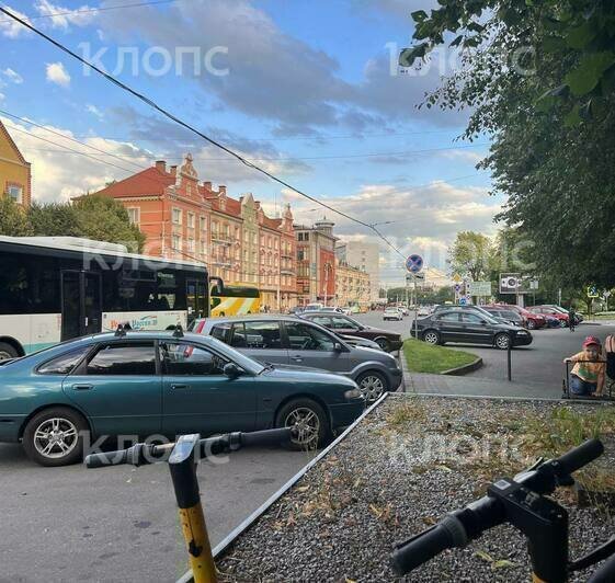 За год табличку так и не сделали, зато эвакуаторы таскают машины: на Ленпроспекте появилась новая ловушка для водителей  - Новости Калининграда