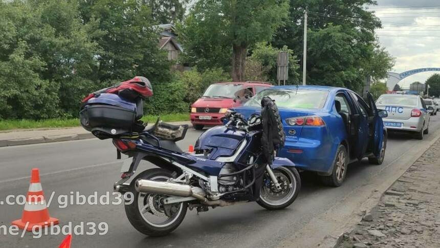 Пострадал сам и травмировал пассажира: на Суворова мотоциклист не уступил дорогу автомобилю  - Новости Калининграда | Фото: пресс-служба УМВД по Калининградской области