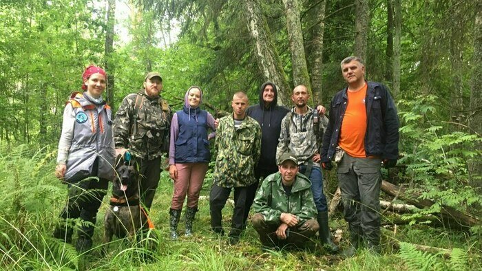 Сергей Витальевич сфотографировался на память с волонтёрами. | Фото: ПСО «Запад»