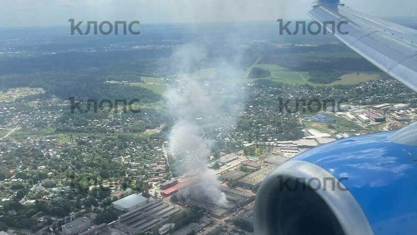 Пассажиры, летящие из Калининграда в Москву, сняли крупный пожар в цехе по производству керамических плит в Химках (фото) - Новости Калининграда | Фото: «Клопс»