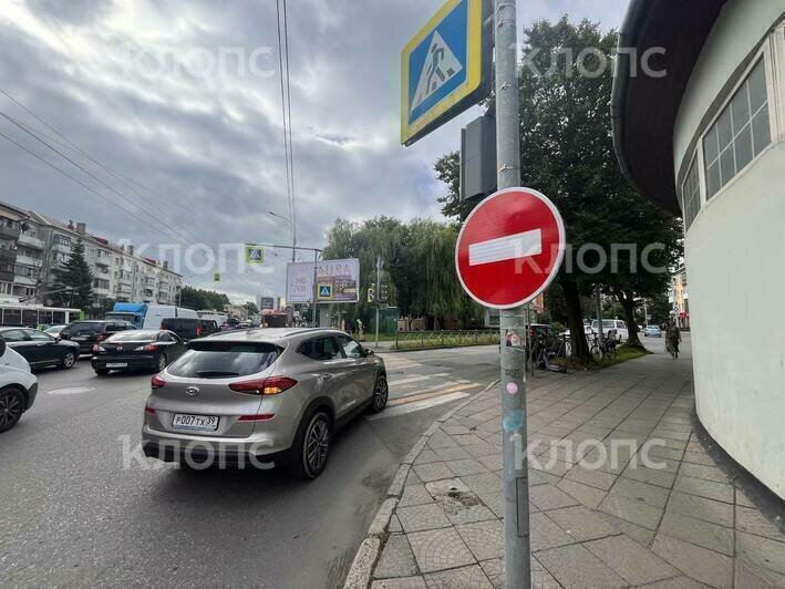 Снова появился «кирпич»: в Калининграде во второй раз запретили движение с Советского на Брамса, хотя ремонта дороги нет (фото) - Новости Калининграда | Фото: «Клопс»