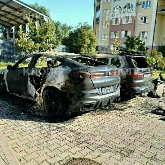 Сгоревшие BMW | Фото: местные жители