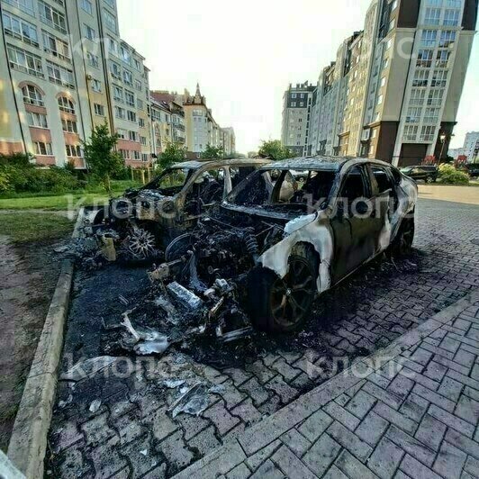 Сгоревшие BMW | Фото: местные жители