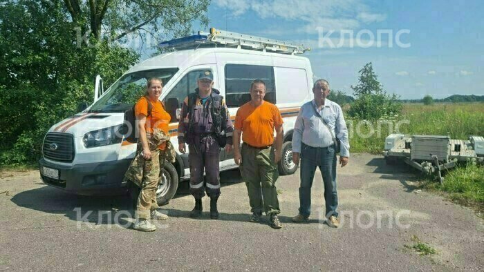 Александр (крайний справа) нашёл пожилую женщину и вызвал спасателей | Фото: ПСО «Запад»