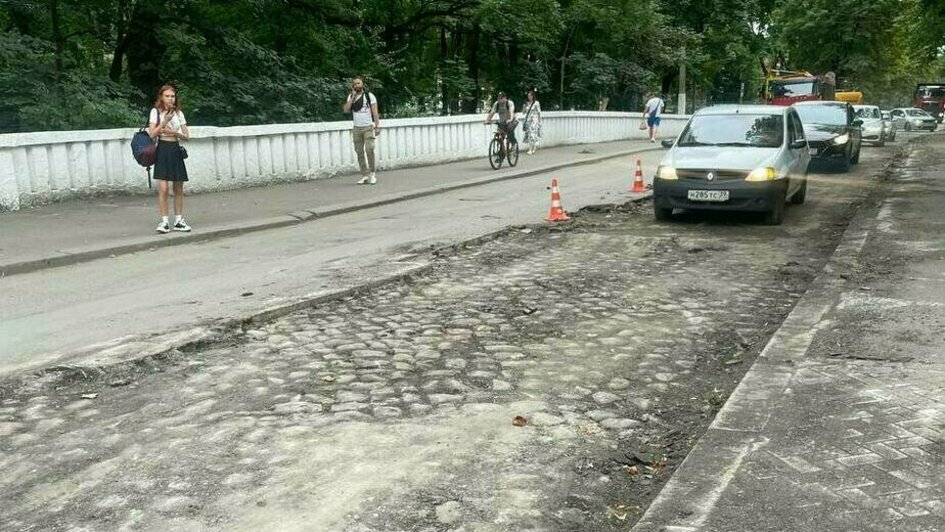 Власти рассказали, почему брусчатка на Брамса снова ушла под асфальт   - Новости Калининграда | Фото: архив «Клопс»