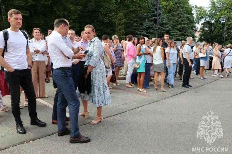 В Калининграде эвакуировали людей из «горящего» здания правительства области, оставив в гардеробе статиста - Новости Калининграда | Фото: МЧС региона