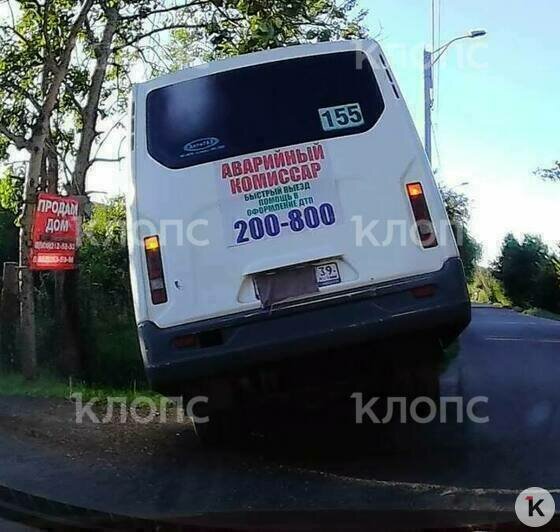 Маршрутное такси на улице Двинской в Калининграде в результате ДТП оказалось в кювете - Новости Калининграда | Фото: очевидец