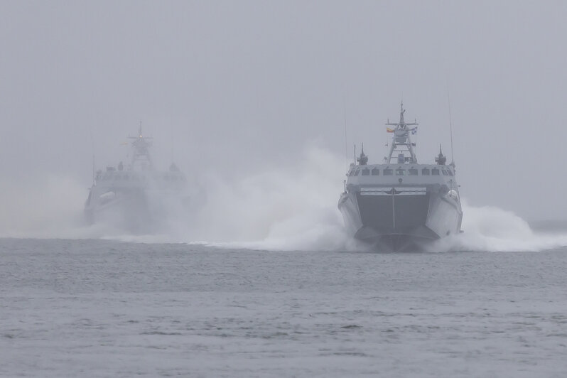 Огонь, вода и алый парус: в Балтийске прошёл штормовой парад в День ВМФ (фоторепортаж) - Новости Калининграда | Фото: Александр Подгорчук / «Клопс»