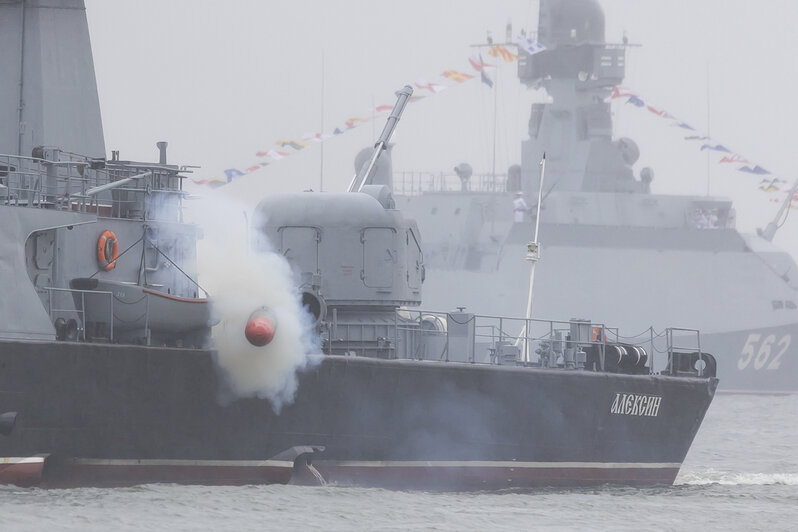 Огонь, вода и алый парус: в Балтийске прошёл штормовой парад в День ВМФ (фоторепортаж) - Новости Калининграда | Фото: Александр Подгорчук / «Клопс»