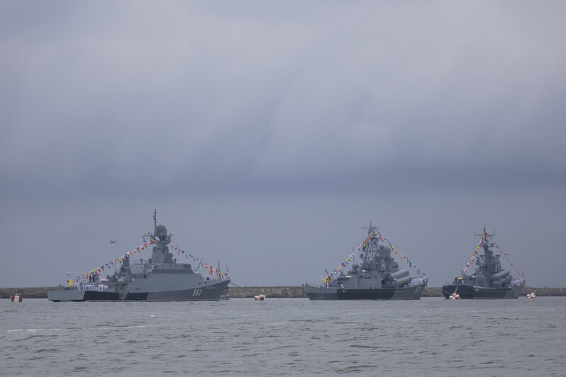 Огонь, вода и алый парус: в Балтийске прошёл штормовой парад в День ВМФ (фоторепортаж) - Новости Калининграда | Фото: Александр Подгорчук / «Клопс»