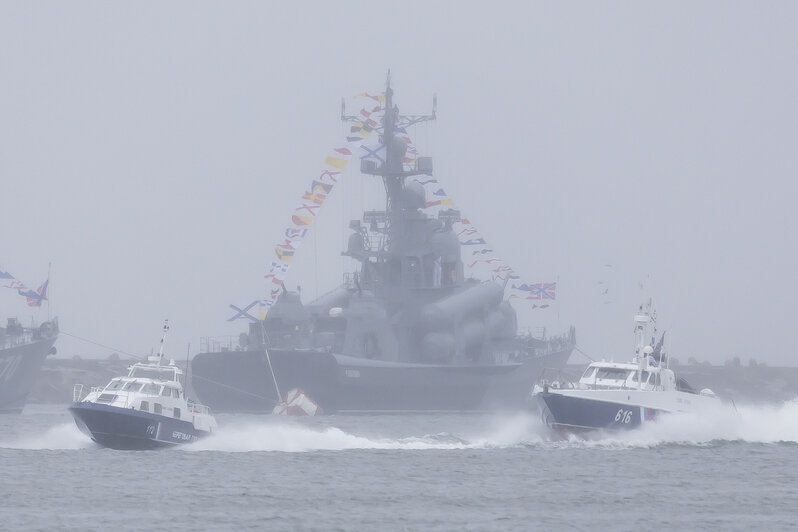 Огонь, вода и алый парус: в Балтийске прошёл штормовой парад в День ВМФ (фоторепортаж) - Новости Калининграда | Фото: Александр Подгорчук / «Клопс»