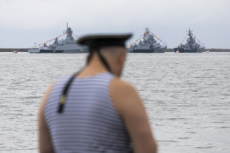 Огонь, вода и алый парус: в Балтийске прошёл штормовой парад в День ВМФ (фоторепортаж) - Новости Калининграда | Фото: Александр Подгорчук / «Клопс»