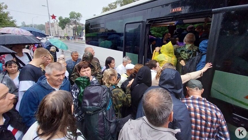 «Автобусы битком, люди штурмовали транспорт»: калининградцы — о том, как выбирались из Балтийска в День ВМФ (фото, видео) - Новости Калининграда | Фото Михаила Лаврукайтиса