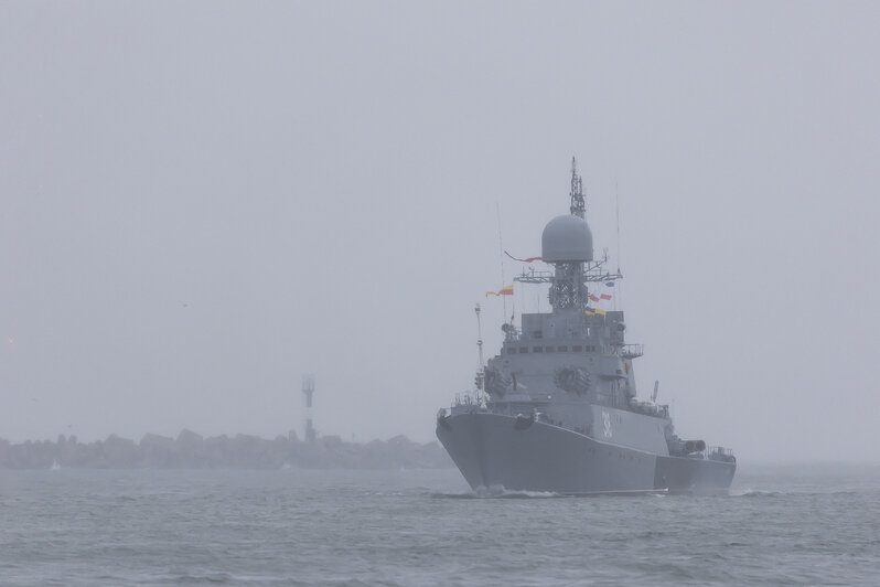 Огонь, вода и алый парус: в Балтийске прошёл штормовой парад в День ВМФ (фоторепортаж) - Новости Калининграда | Фото: Александр Подгорчук / «Клопс»