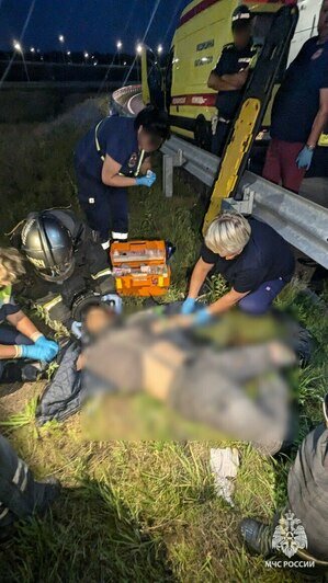 На окружной Калининграда мотоциклист врезался в отбойник и вылетел за него, пострадавшего приводили в чувства спасатели (фото) - Новости Калининграда | Фото: МЧС региона