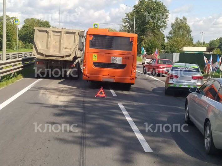 У мотеля «Балтика» песковоз столкнулся с городским автобусом, машины объезжают аварию по обочине (фото) - Новости Калининграда | Фото: очевидцы 