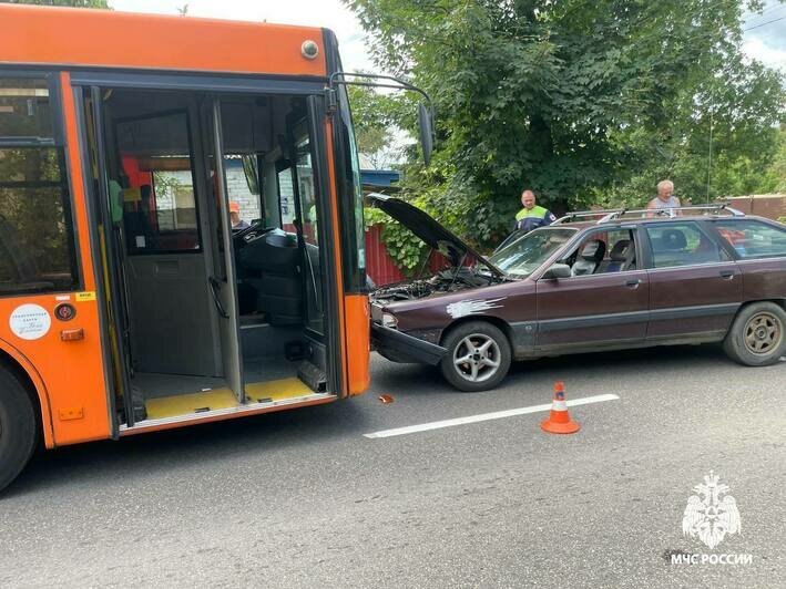 В Чкаловске водитель автобуса потерял сознание за рулём и врезался в легковушку (фото) - Новости Калининграда | Фото: пресс-служба Главного управления МЧС России по Калининградской области