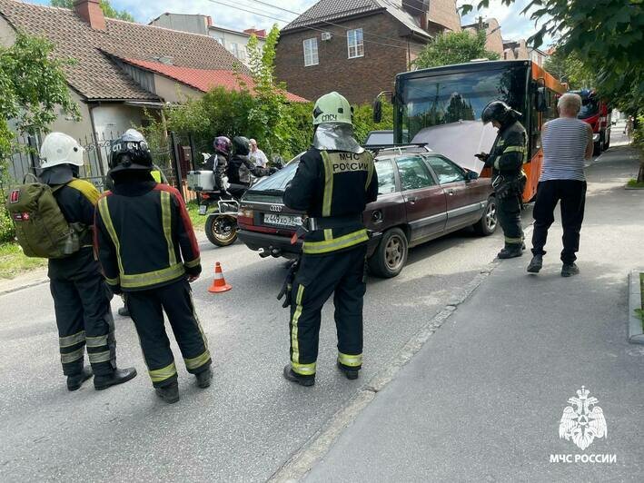 В Чкаловске водитель автобуса потерял сознание за рулём и врезался в легковушку (фото) - Новости Калининграда | Фото: пресс-служба Главного управления МЧС России по Калининградской области