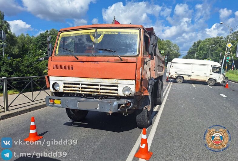 Стёкла в крошку: на Суворова резко затормозивший микроавтобус вылетел на встречку и врезался в КаМАЗ - Новости Калининграда | телеграм-канал ГАИ Калининградской области 