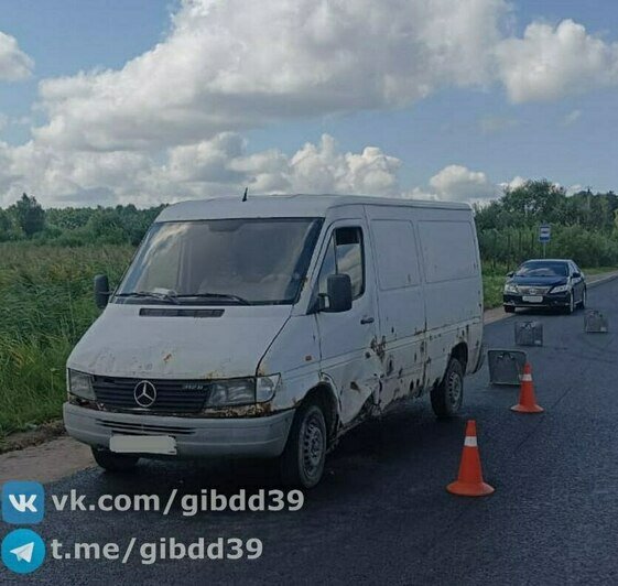 В Гурьевском районе микроавтобус пошёл на обгон и врезался в мотоцикл - Новости Калининграда | Фото: ГАИ региона