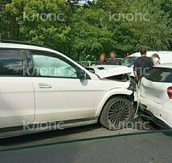 На Румянцева две столкнувшиеся машины заблокировали одну полосу (фото) - Новости Калининграда | Фото: очевидец