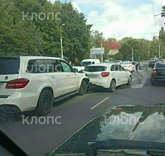 На Румянцева две столкнувшиеся машины заблокировали одну полосу (фото) - Новости Калининграда | Фото: очевидец