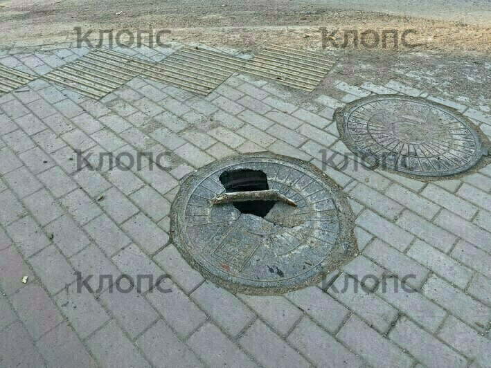 Во время ремонта Карташева вместо чугунных люков поставили хрупкие пластиковые, часть уже сломалась (фото) - Новости Калининграда | Фото: Очевидец