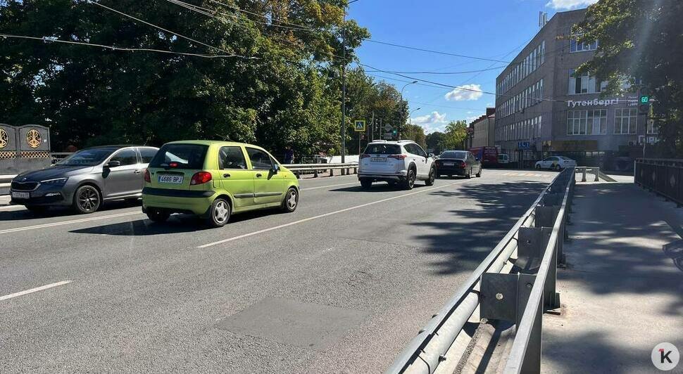 Без запрещающих знаков, но и без разметки: в Калининграде открыли двустороннее движение по Гаражной (фото) - Новости Калининграда | Фото: «Клопс»