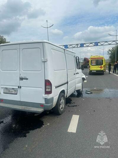 Водитель весь в крови, микроавтобус всмятку: подробности ДТП на Северном обходе (фото, видео)  - Новости Калининграда | Фото: пресс-служба Главного управления МЧС России по Калининградской области