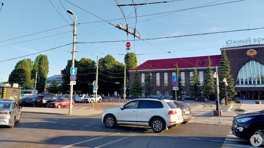 Возле Южного вокзала поставили ещё один запрещающий знак, водители его не замечают (фото) - Новости Калининграда | Фото Михаила Лаврукайтиса