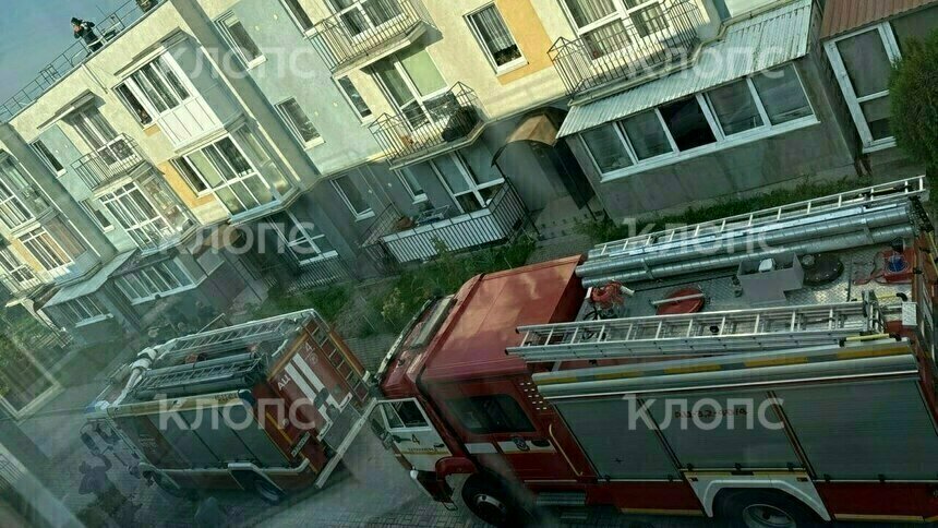 В Новом Голубево в многоквартирном доме произошёл хлопок газа, на месте работают пожарные (обновлено) - Новости Калининграда | Фото: очевидец