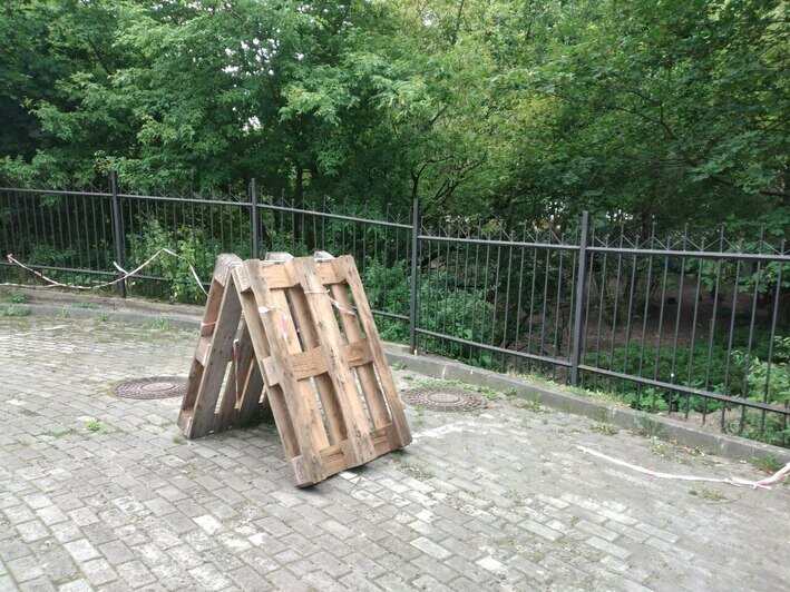 Власти обещают остановить обрушение склона, на котором стоит калининградская высотка (фото, видео)  - Новости Калининграда | Фото: «Клопс»