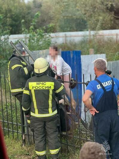 Девочек вытащили с острова спасатели | Фото: ГУ МЧС по Калининградской области 