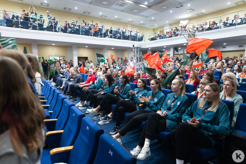 Десятки вопросов, сотни фанатов: волейболистки «Локомотива» встретились с болельщиками перед стартом сезона (фоторепортаж) - Новости Калининграда | Фото: Александр Подгорчук / «Клопс»