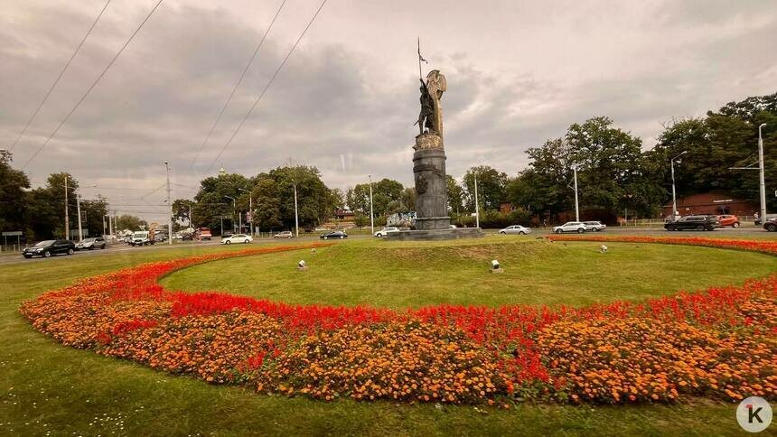 В Калининграде туристы из Москвы 20 минут кружили по площади Василевского, чтобы попасть к подножию памятника Невскому - Новости Калининграда | Фото: «Клопс»