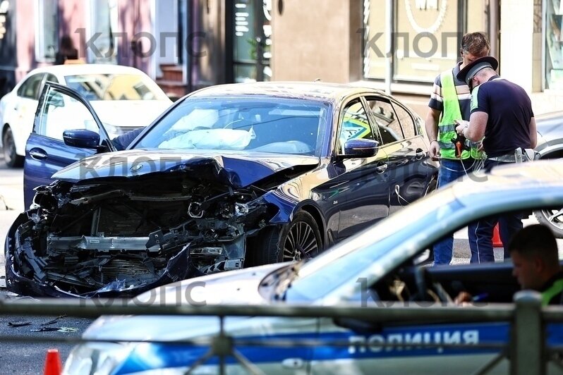 В Калининграде возле здания областной прокуратуры столкнулись две легковушки, одну из них отбросило в забор (фото, обновлено) - Новости Калининграда | Фото: Александр Подгорчук / «Клопс»